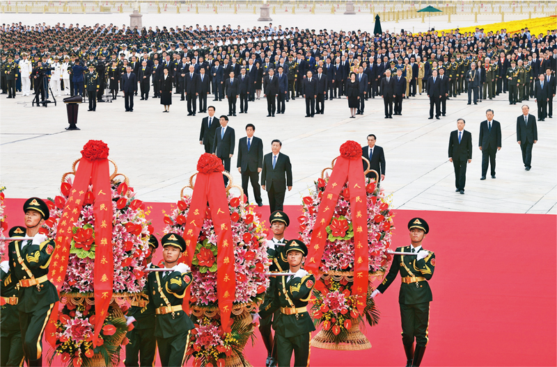 2021年9月30日上午，黨和國家領(lǐng)導(dǎo)人習(xí)近平、李克強、栗戰(zhàn)書、汪洋、王滬寧、趙樂際、韓正、王岐山等來到北京天安門廣場，出席烈士紀(jì)念日向人民英雄敬獻(xiàn)花籃儀式。 新華社記者 張領(lǐng)/攝