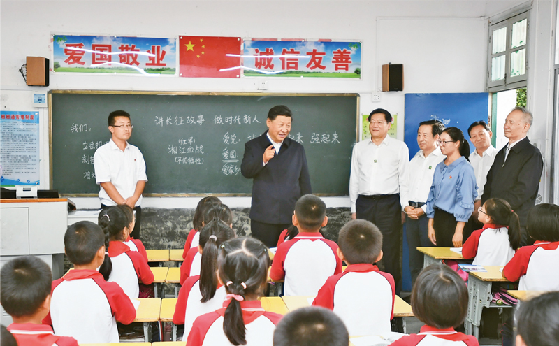 2020年9月16日至18日，中共中央總書記、國家主席、中央軍委主席習(xí)近平在湖南考察。這是16日下午，習(xí)近平在郴州市汝城縣文明瑤族鄉(xiāng)第一片小學(xué)，同正在上思政課的同學(xué)們親切交流。 新華社記者 謝環(huán)馳/攝