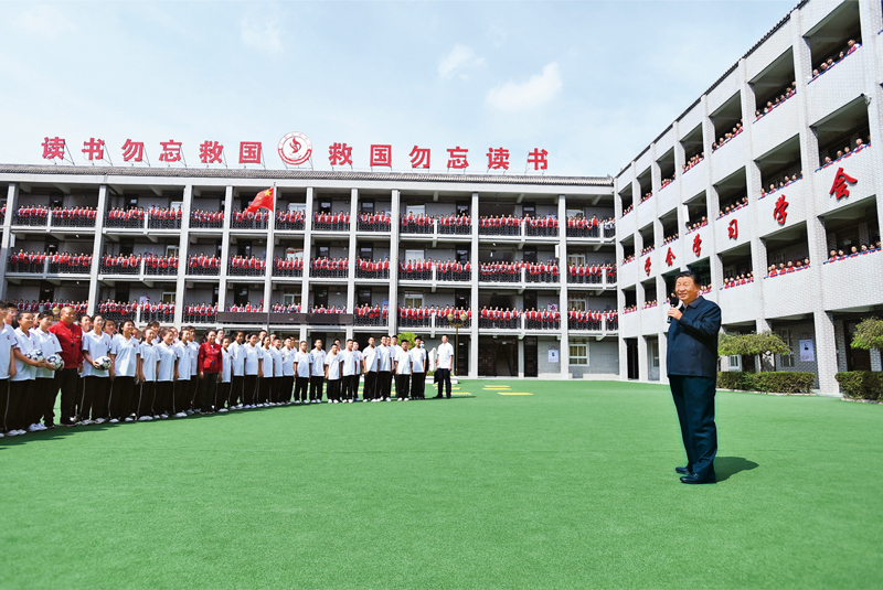 2021年9月13日至14日，中共中央總書記、國家主席、中央軍委主席習(xí)近平在陜西省榆林市考察。這是14日上午，習(xí)近平在綏德實驗中學(xué)考察時，同師生親切交流。 新華社記者 謝環(huán)馳/攝